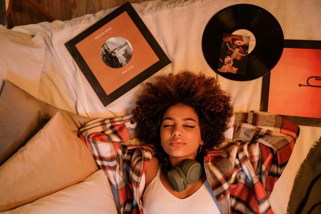 Un momento de paz con una mujer relajándose en el interior, rodeada de discos de vinilo y tonos cálidos.