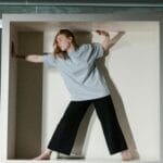 Una mujer atrapada en una pequeña caja que simboliza claustrofobia y ansiedad.